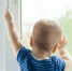 В Охе 4-летняя девочка выпала из окна квартиры на пятом этаже - Okha65.Ru