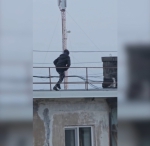 Опасные развлечения: в Охе дети выбрали местом для игр крышу дома