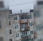 Опасные развлечения: в Охе дети выбрали местом для игр крышу дома