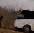 КамАЗ вытащил из канавы пассажирский автобус, попавший в ловушку по пути в Оху - Газета Сахалинский нефтяник