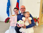 В Международный день семьи в Охе вступили в брак две влюбленные пары и получили свой первый документ четверо новорожденных