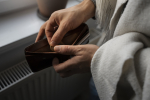 В Охе продавец магазина присвоила себе кошелек с крупной суммой, случайно оставленный покупательницей
