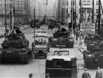 US_Army_tanks_face_off_against_Soviet_tanks_Berlin_1961.jpg